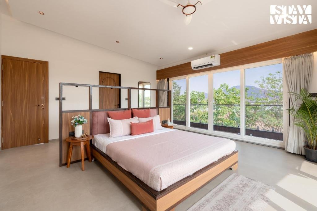 StayVista's Silver Grove - Serene Haven with Expansive Lawn & Terrace