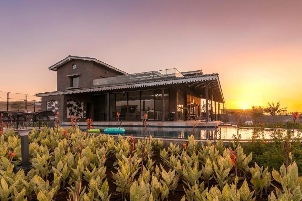 Casa del Verde by StayVista - Orchards oasis with a pool, Spacious lawn, Terrace & Indoor games
