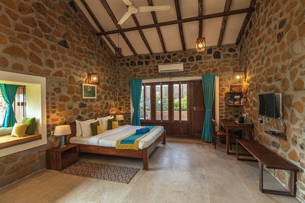 SaffronStays Lake House Marigold - 4 individual cottages with plunge pools near Sula Vineyard, Nashik