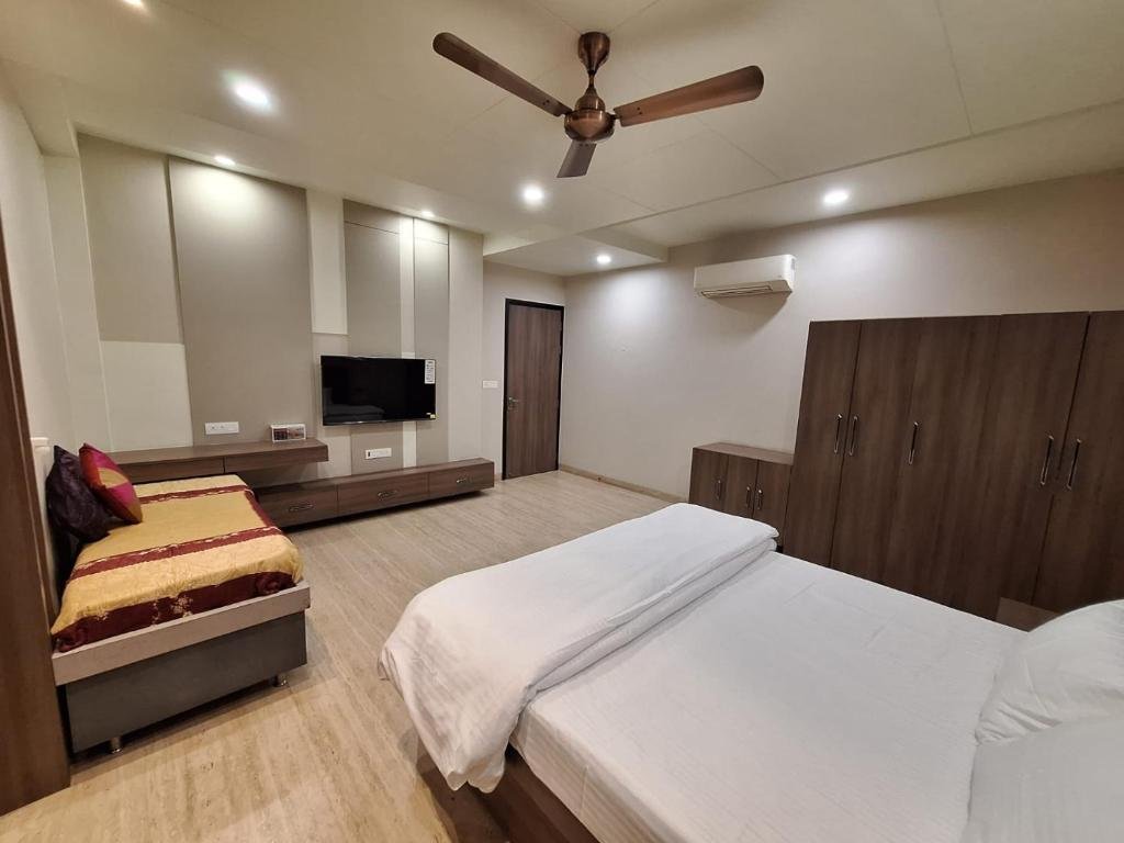 MAHARANI VILLA BENARAS - Garden View Apartment 2BHK Furnished Flat near Kashi Vishwanath Temple 2 KM