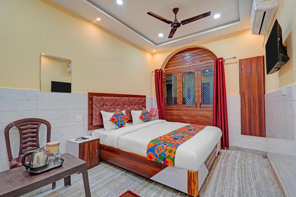 Via Shree Gopal Inn